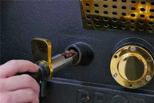 烘焙師在檢查烘焙中的咖啡豆